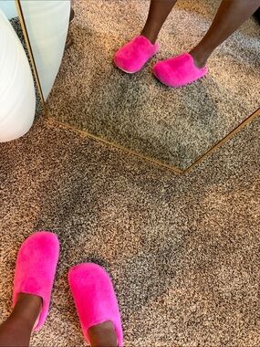 Cozy Women’s Hot Pink Faux Fur Slides